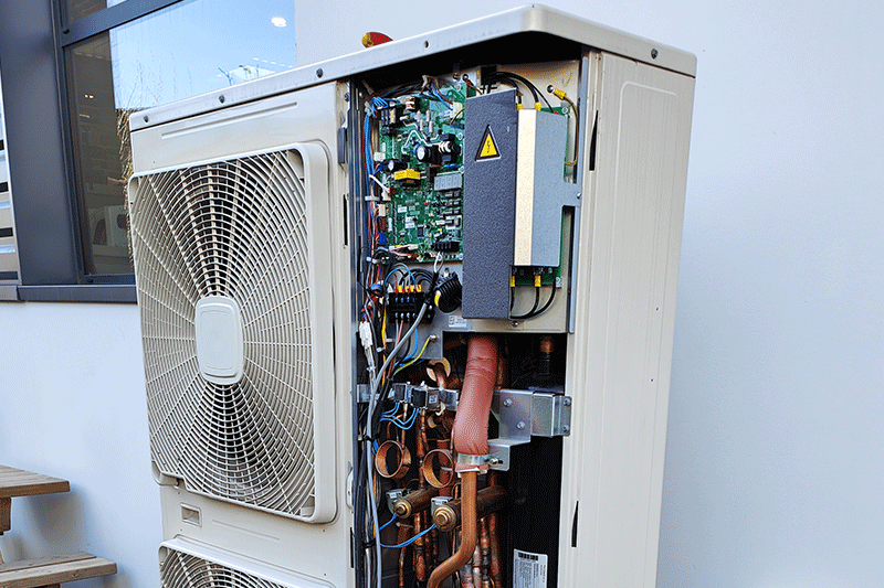 Unité extérieure pac air/eau installée sur maison